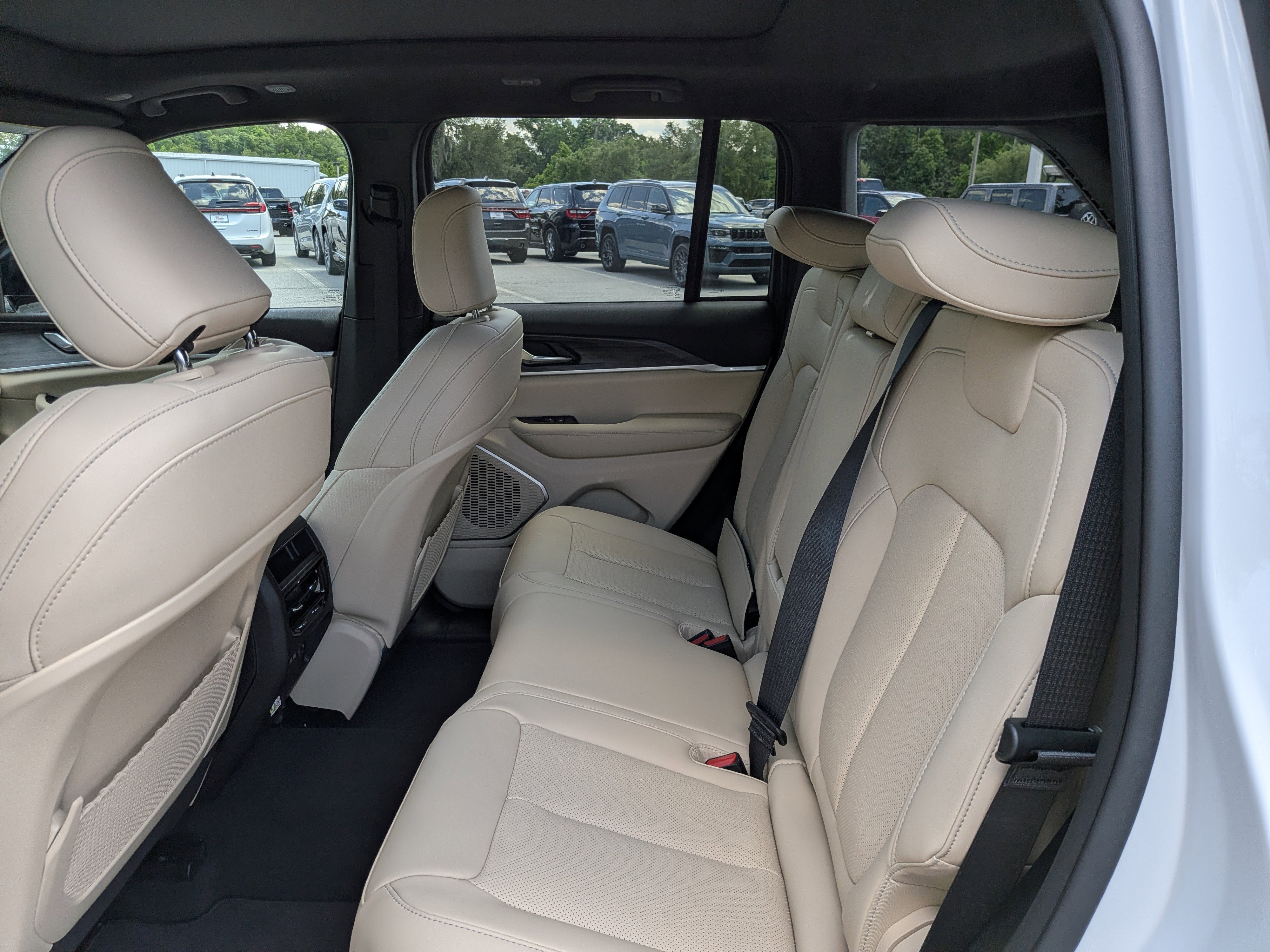 New 2026 Jeep Grand Cherokee Limited w/ Luxury Tech Group II RWD image 13