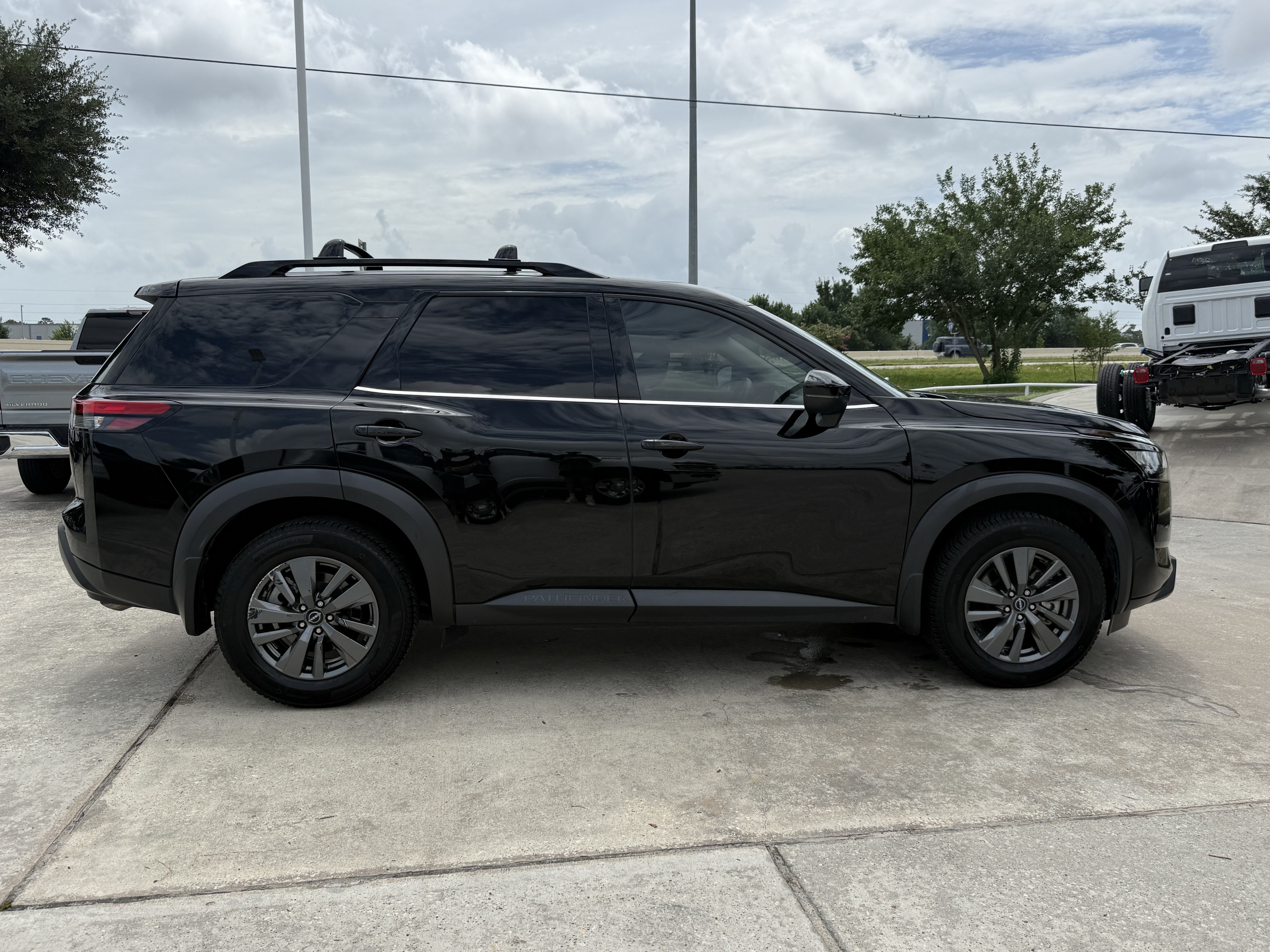 Used 2024 Nissan Pathfinder SV w/ Black Appearance Package FWD image 3