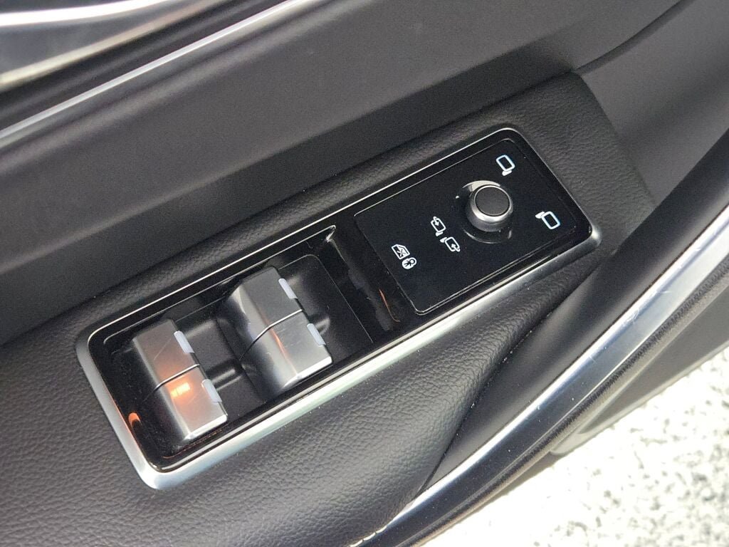 Used 2024 Jaguar F-PACE R-Dynamic S image 23