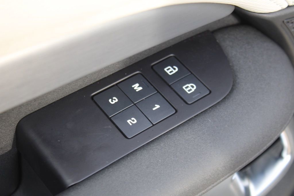 Certified 2025 Land Rover Discovery Dynamic SE image 15