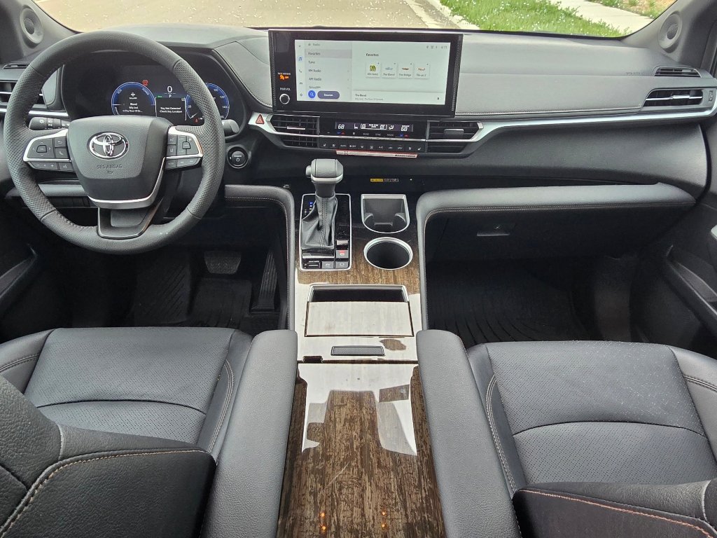 Used 2026 Toyota Sienna Limited image 27