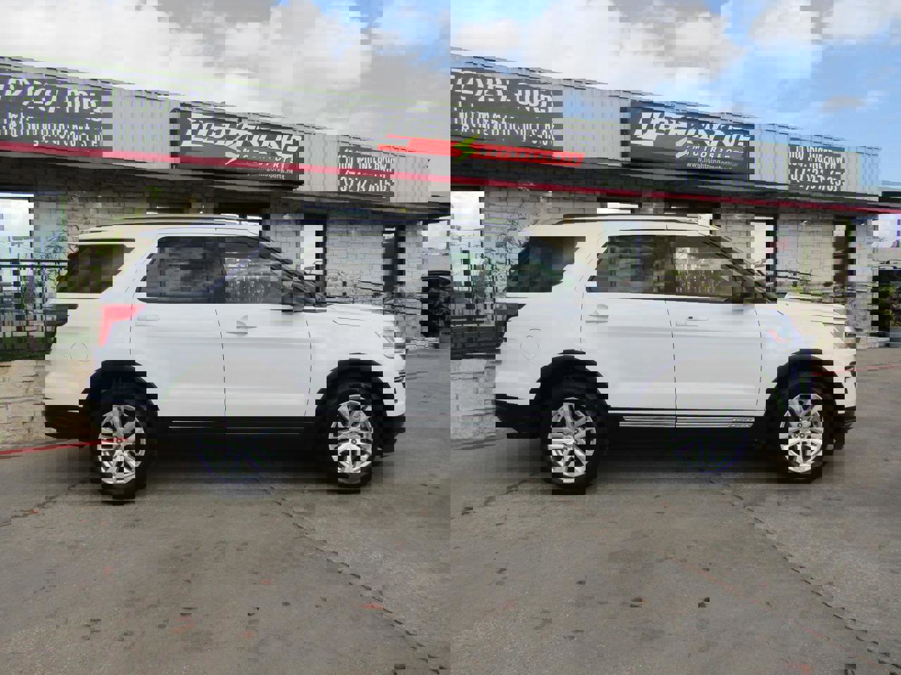 Used 2018 Ford Explorer XLT image 5