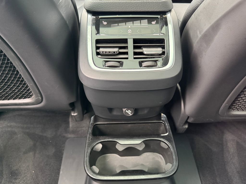 Used 2020 Volvo XC90 T6 Momentum w/ Protection Package Premier image 37