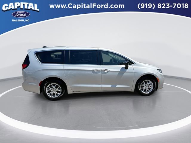 Used 2024 Chrysler Pacifica Touring-L FWD image 8