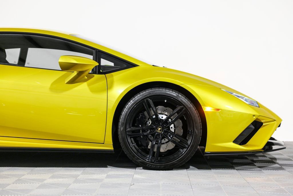 Used 2020 Lamborghini Huracan EVO image 3