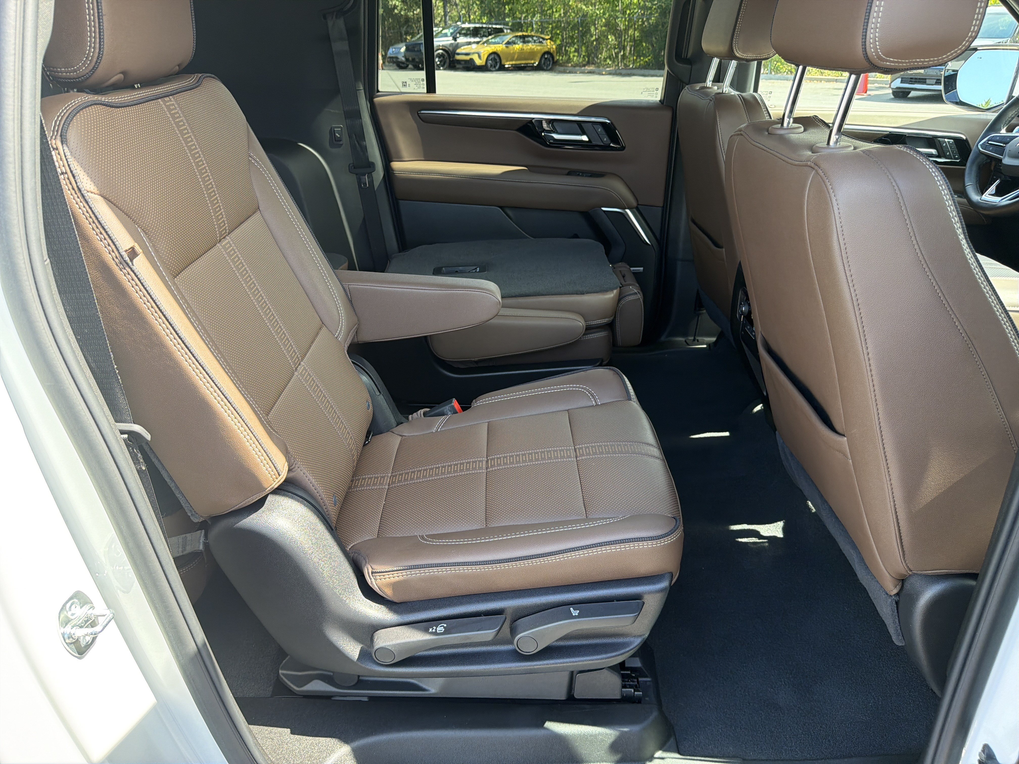 Used 2025 Chevrolet Suburban High Country AWD/4WD image 15