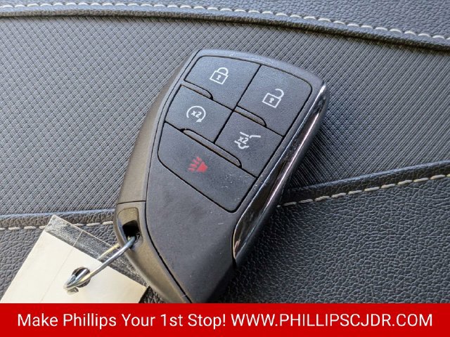 Used 2025 Chevrolet Traverse RS FWD image 28