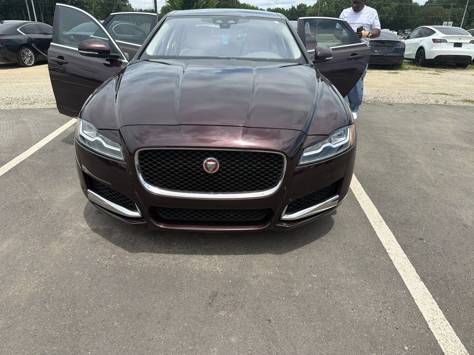 Used 2016 Jaguar XF Premium RWD image 2
