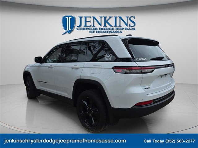 Used 2024 Jeep Grand Cherokee Altitude image 3