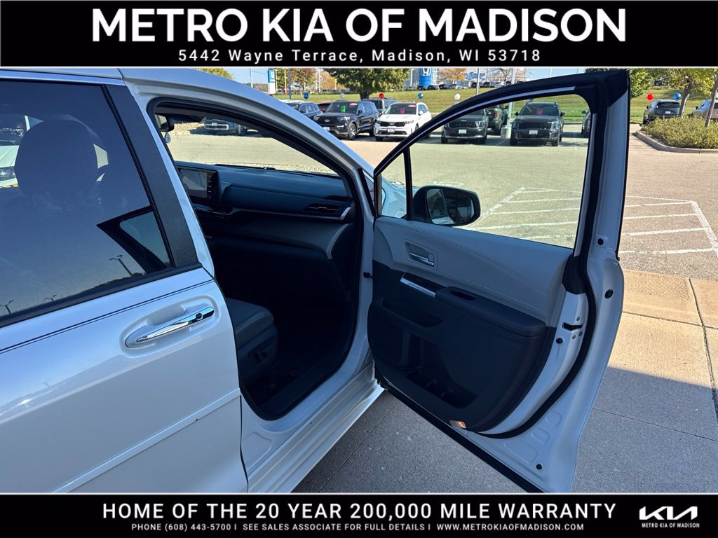 Used 2021 Toyota Sienna XLE AWD/4WD image 42