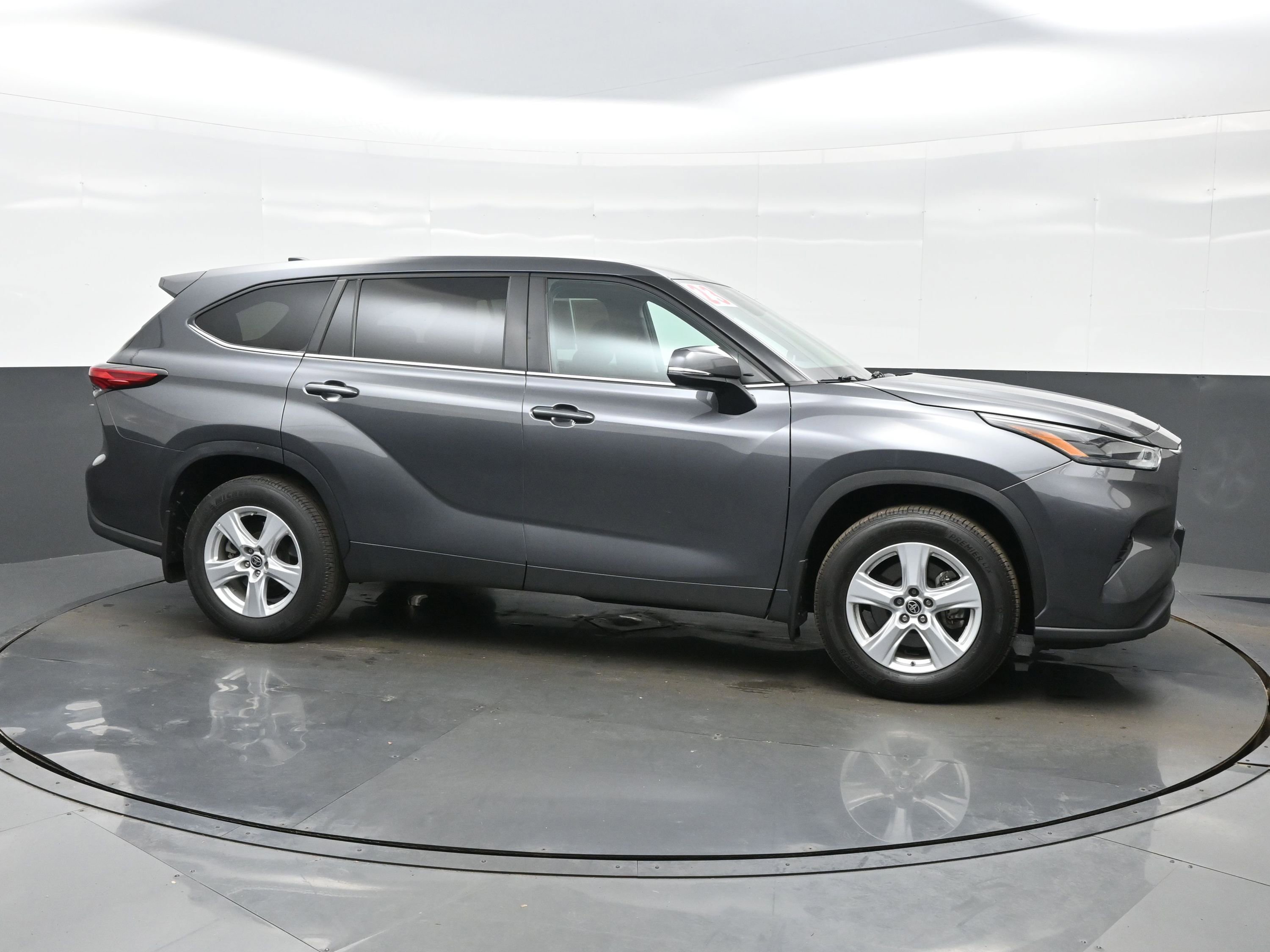 Used 2023 Toyota Highlander LE AWD/4WD image 7