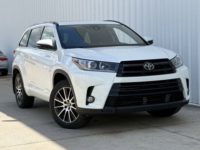 Used 2017 Toyota Highlander SE w/ Carpet Mat Package AWD/4WD image 2