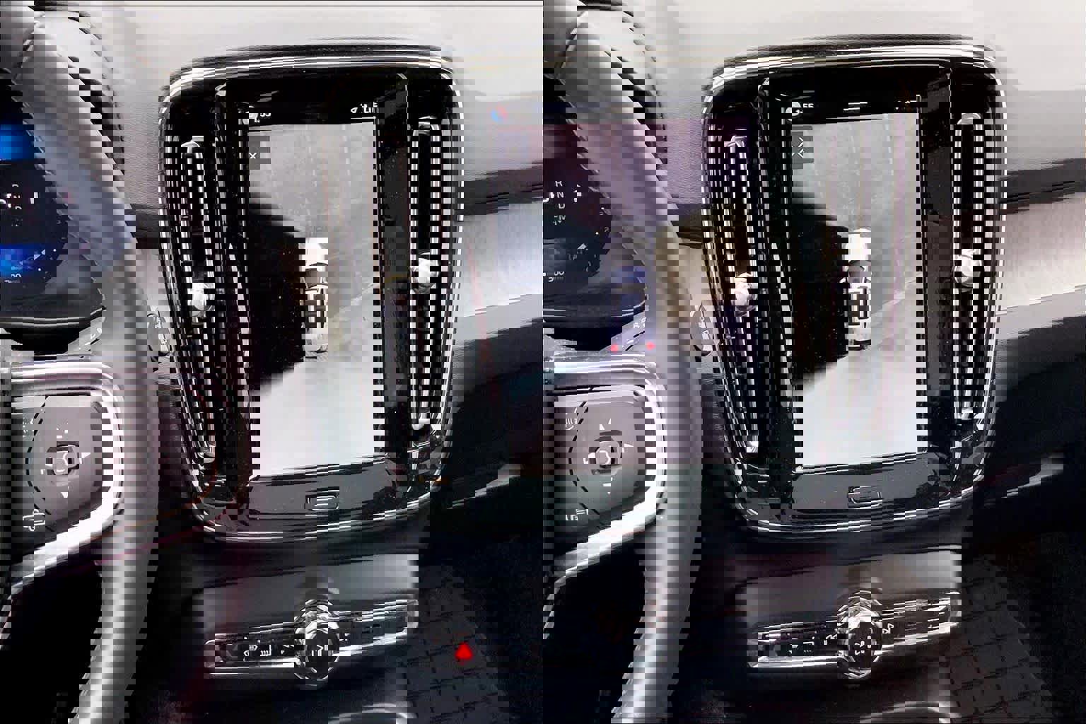 Used 2023 Volvo XC40 B5 Plus w/ Driver Assist Package AWD/4WD image 7