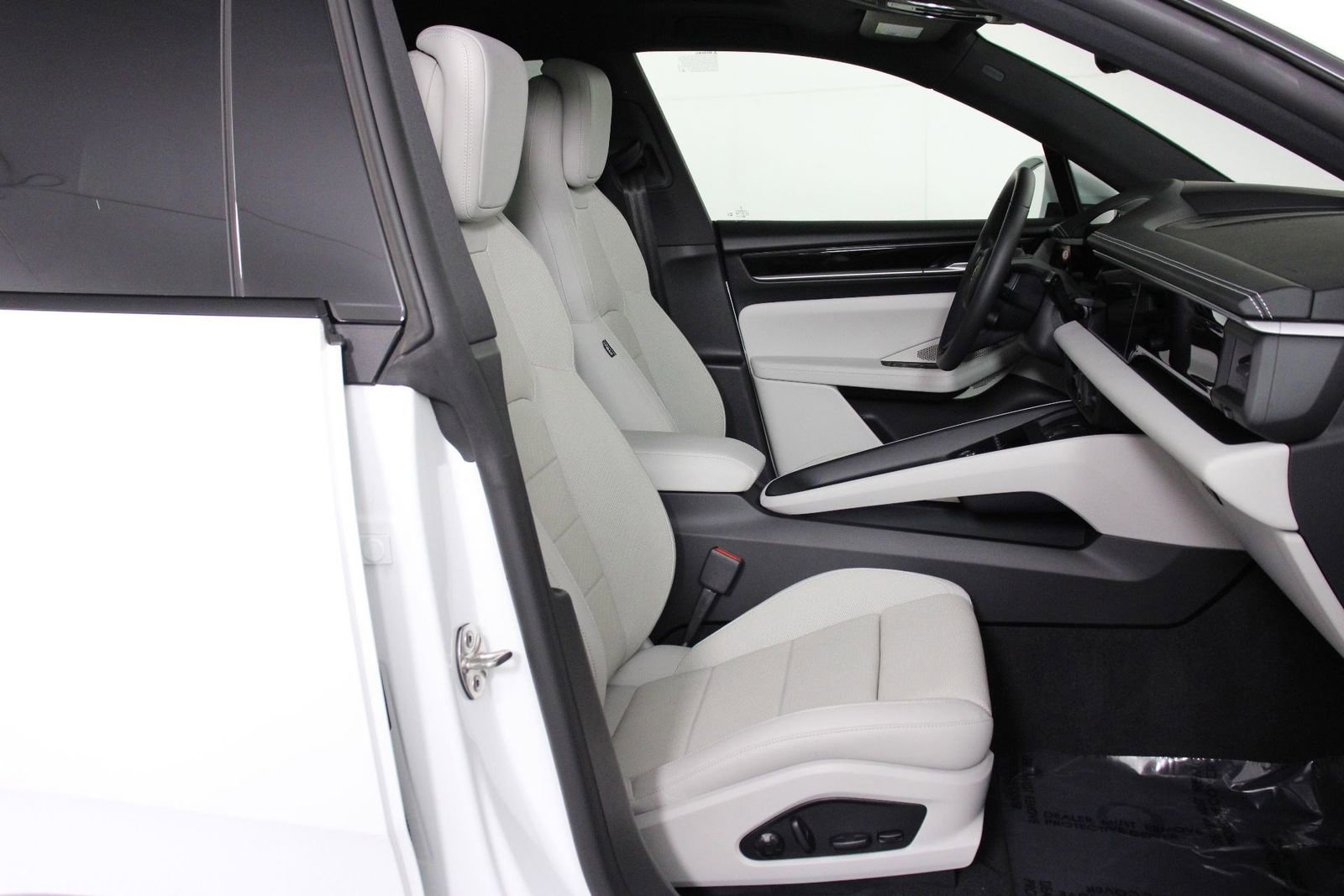 Certified 2024 Porsche Macan 4 Electric image 29