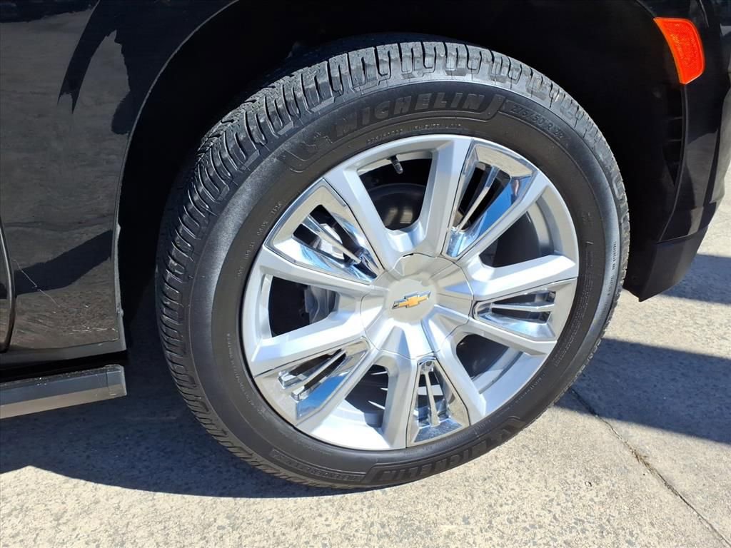 Used 2024 Chevrolet Suburban High Country image 9