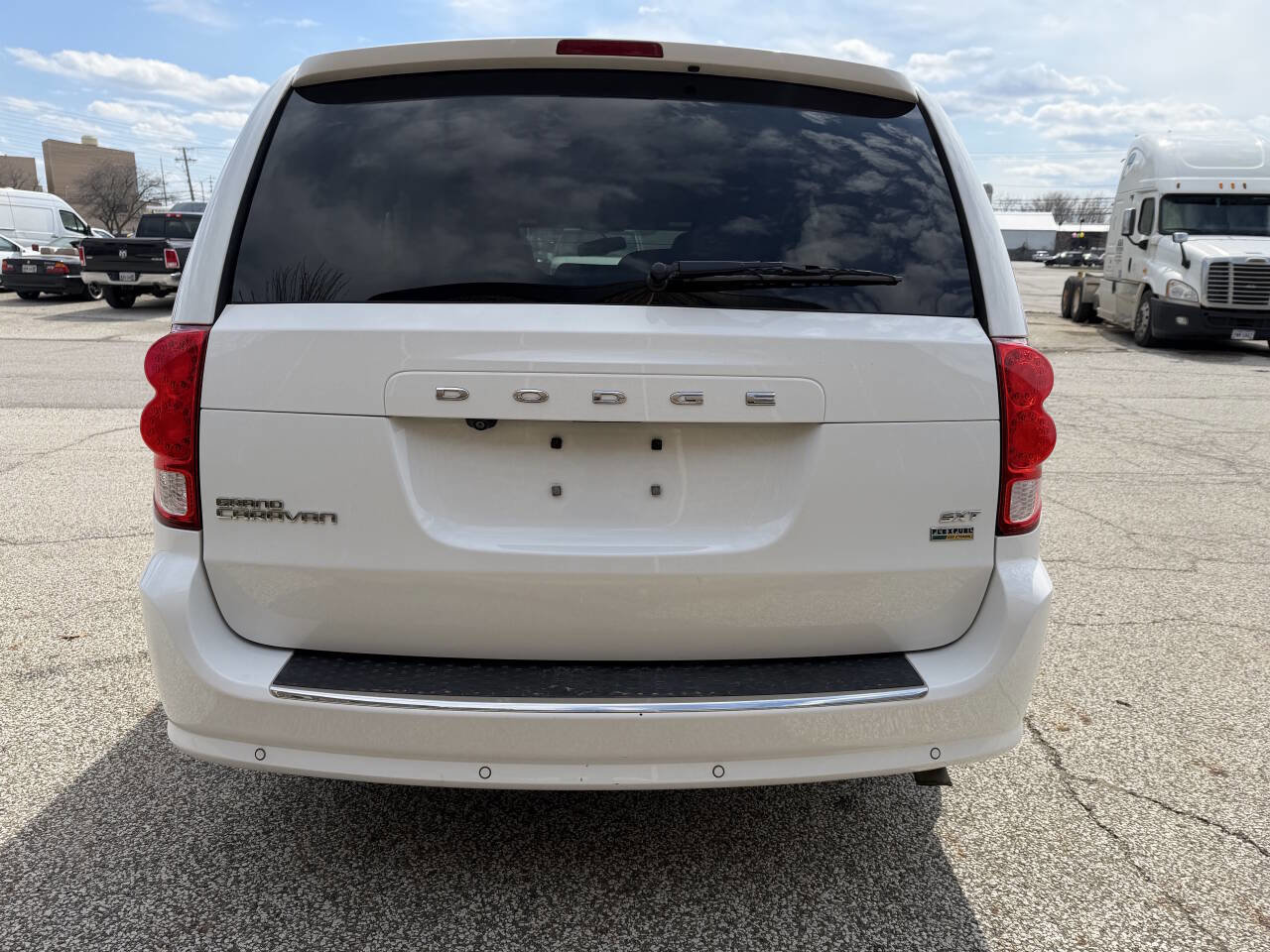 Used 2017 Dodge Grand Caravan SXT w/ Rear Park Assist Package FWD image 2