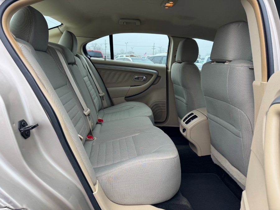 Used 2017 Ford Taurus SE image 17