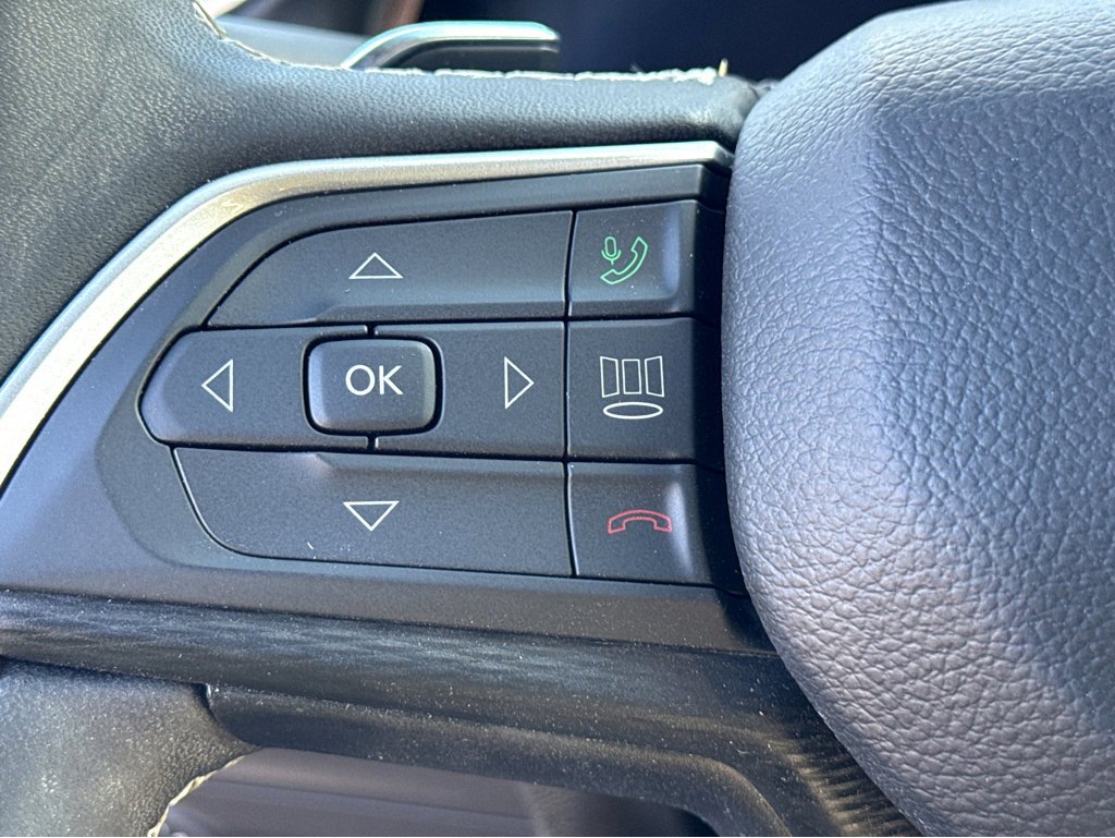 Used 2023 Jeep Grand Cherokee Laredo image 16