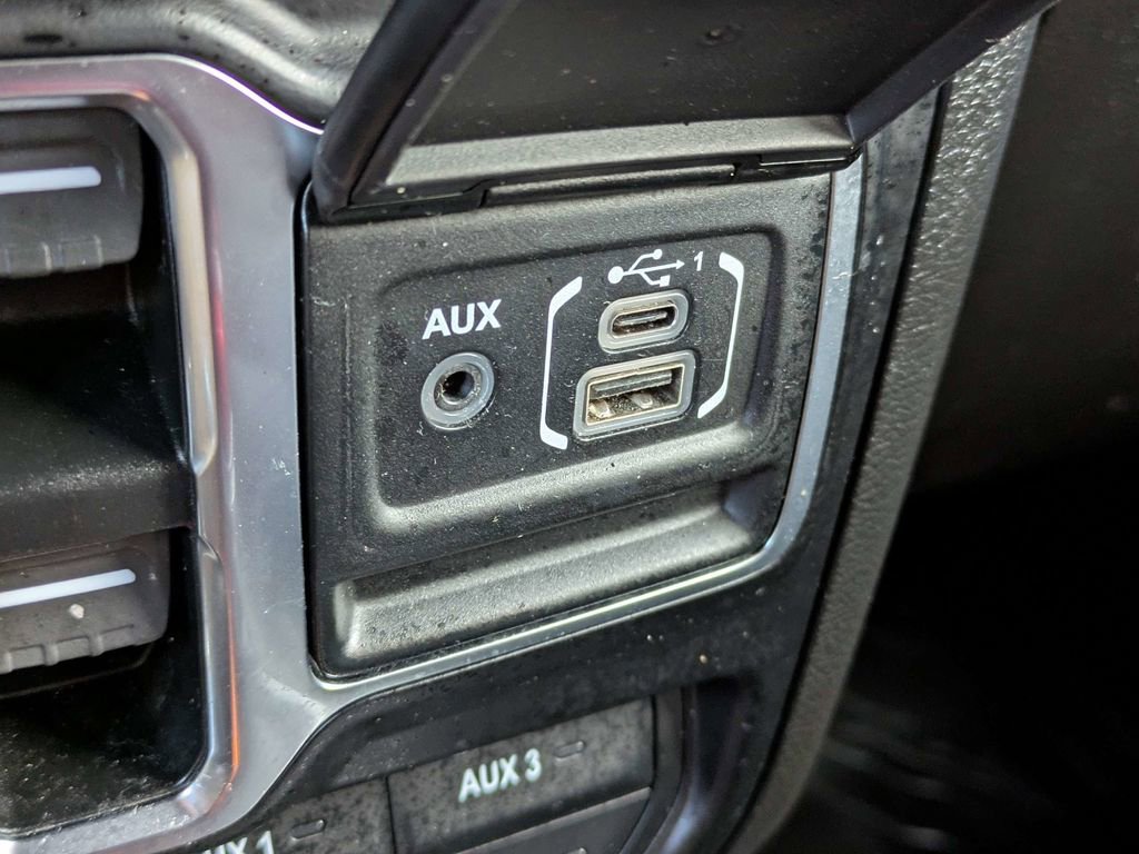 Used 2023 Jeep Wrangler Willys AWD/4WD image 23