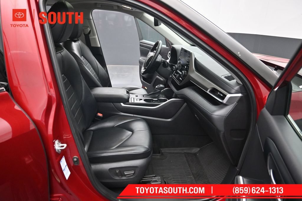 Used 2021 Toyota Highlander XLE AWD/4WD image 33