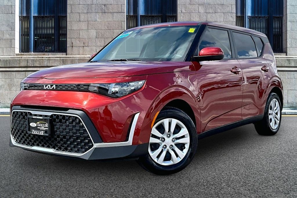 Used 2025 Kia Soul LX image 2