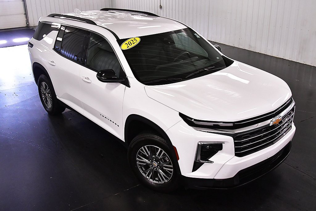 Used 2025 Chevrolet Traverse LT image 11