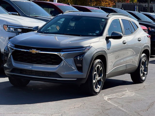 Used 2024 Chevrolet Trax LT w/ Driver Confidence Package FWD image 3