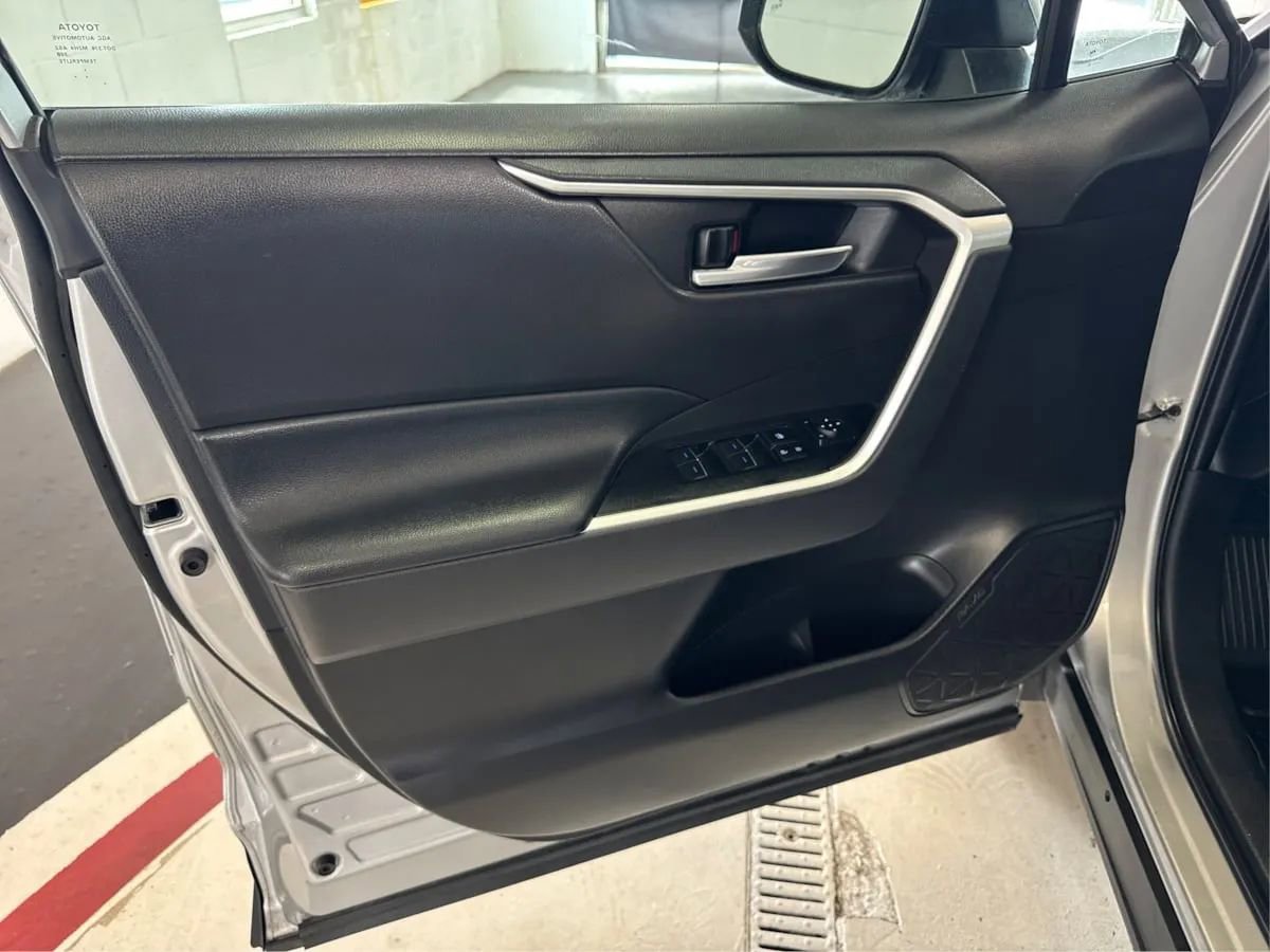 Used 2022 Toyota RAV4 XLE image 23