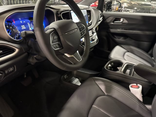 New 2027 Chrysler Pacifica Select w/ Family Tech Group AWD/4WD image 22