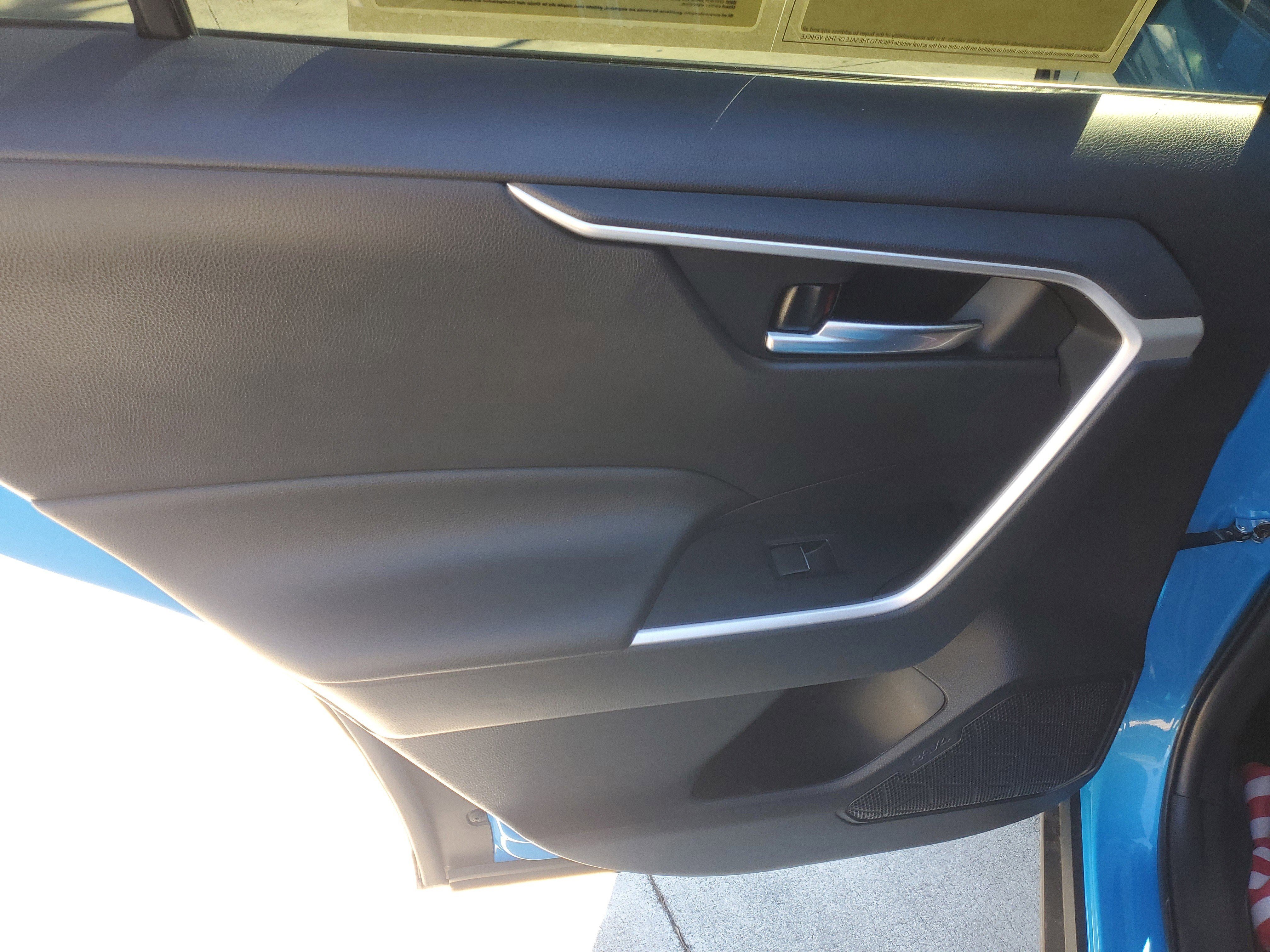 Used 2021 Toyota RAV4 XLE Premium image 15