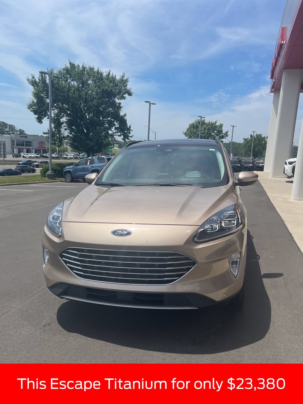 Used 2021 Ford Escape Titanium w/ Titanium Elite Package AWD/4WD image 3