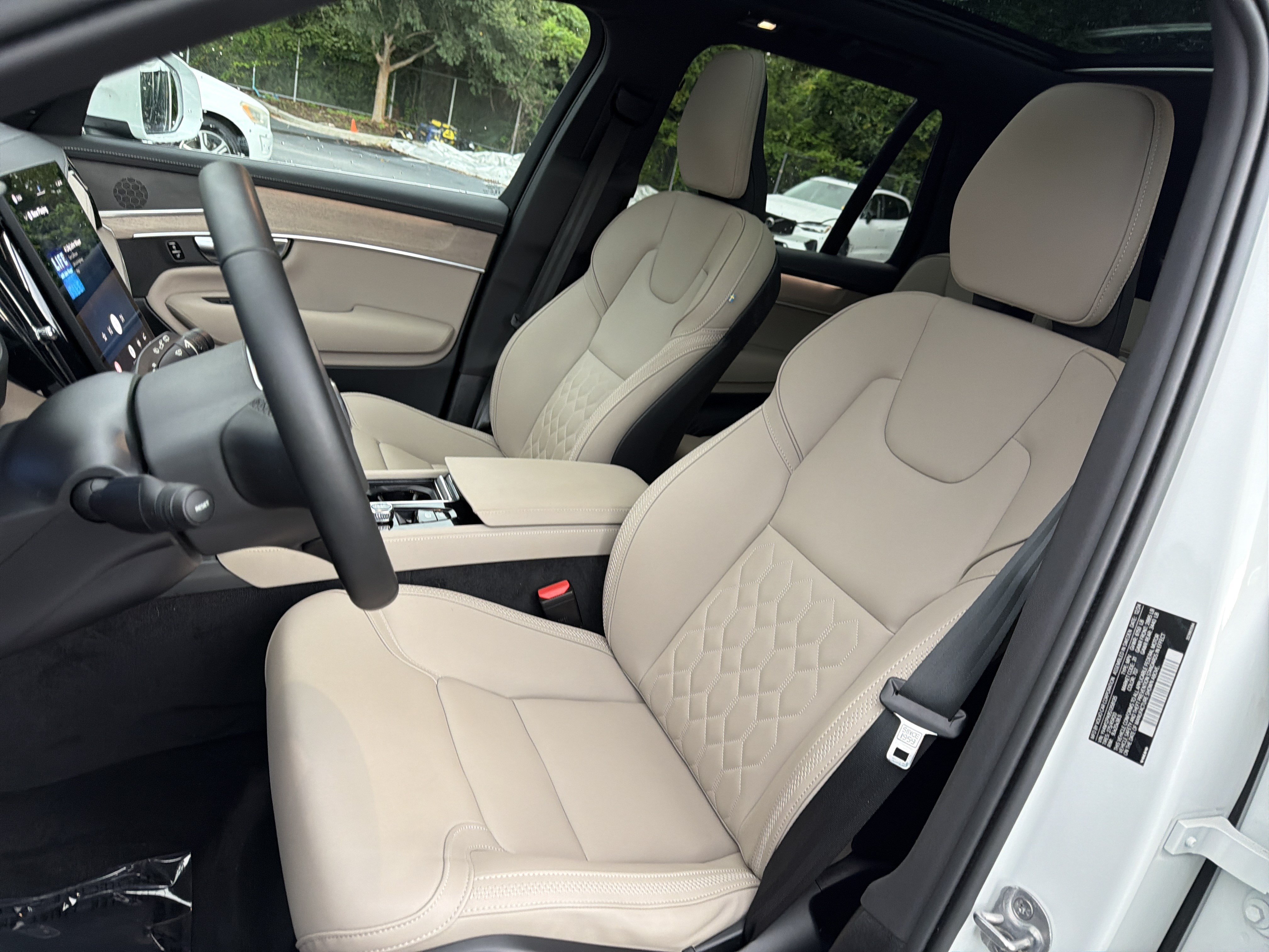 Used 2025 Volvo XC90 B5 Core AWD/4WD image 16