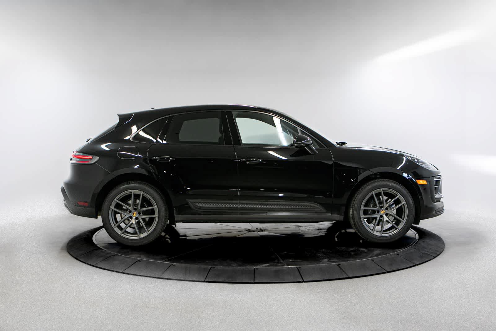 Certified 2022 Porsche Macan AWD/4WD image 8