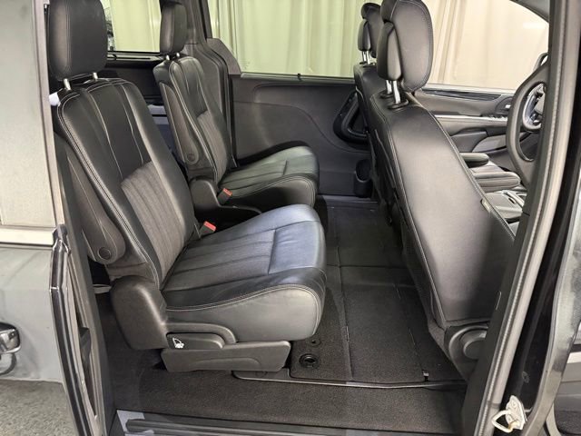 Used 2015 Chrysler Town & Country S w/ Driver Convenience Group FWD image 8