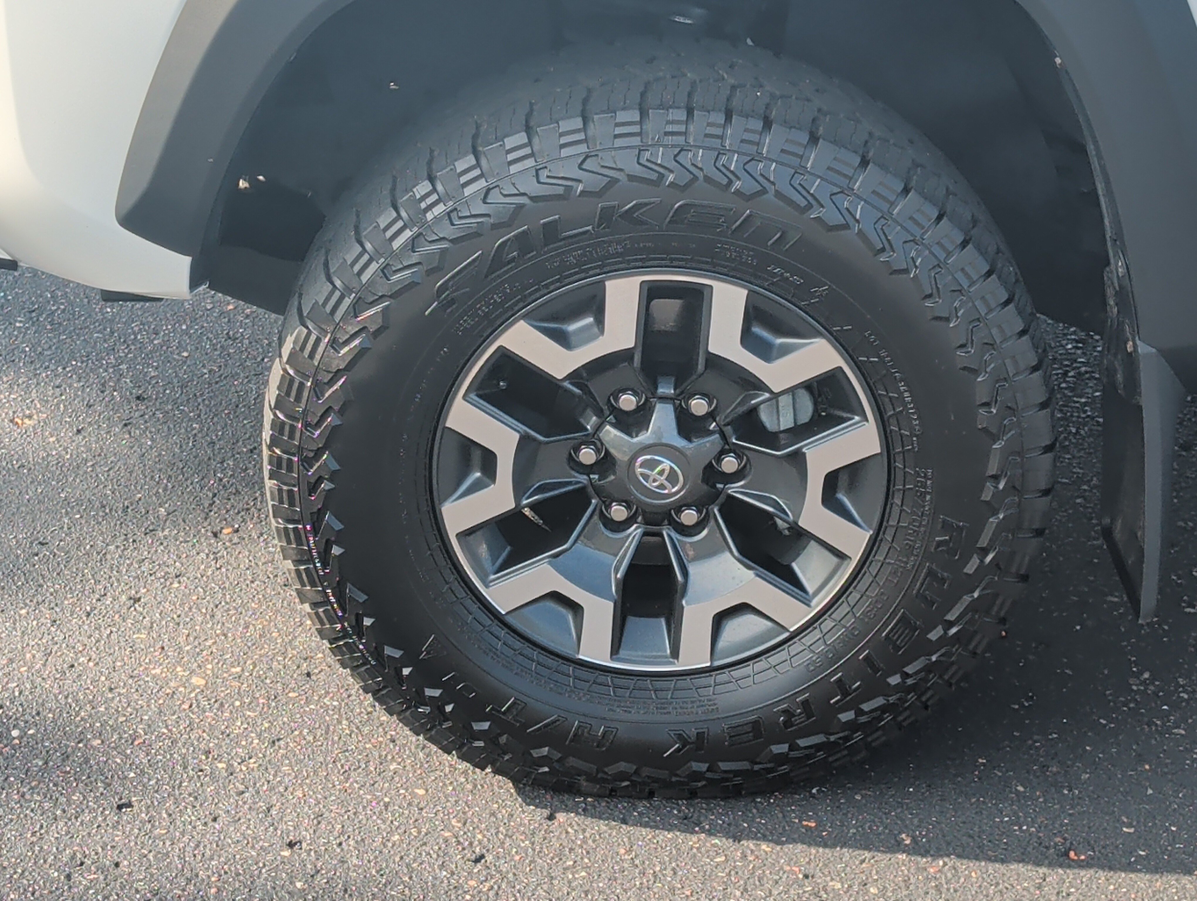Used 2022 Toyota Tacoma TRD Off-Road w/ Technology Package AWD/4WD image 15
