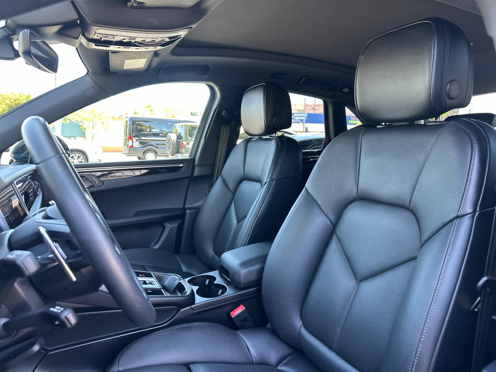 Certified 2025 Porsche Macan AWD/4WD image 5