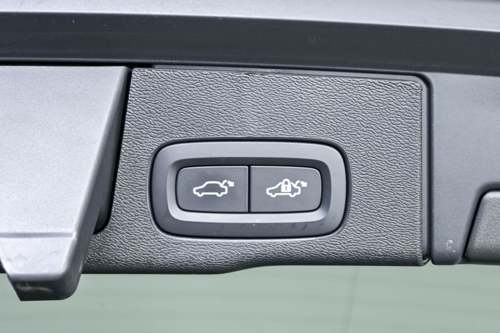 Certified 2025 Volvo XC60 B5 Plus w/ Protection Package Premier AWD/4WD image 29