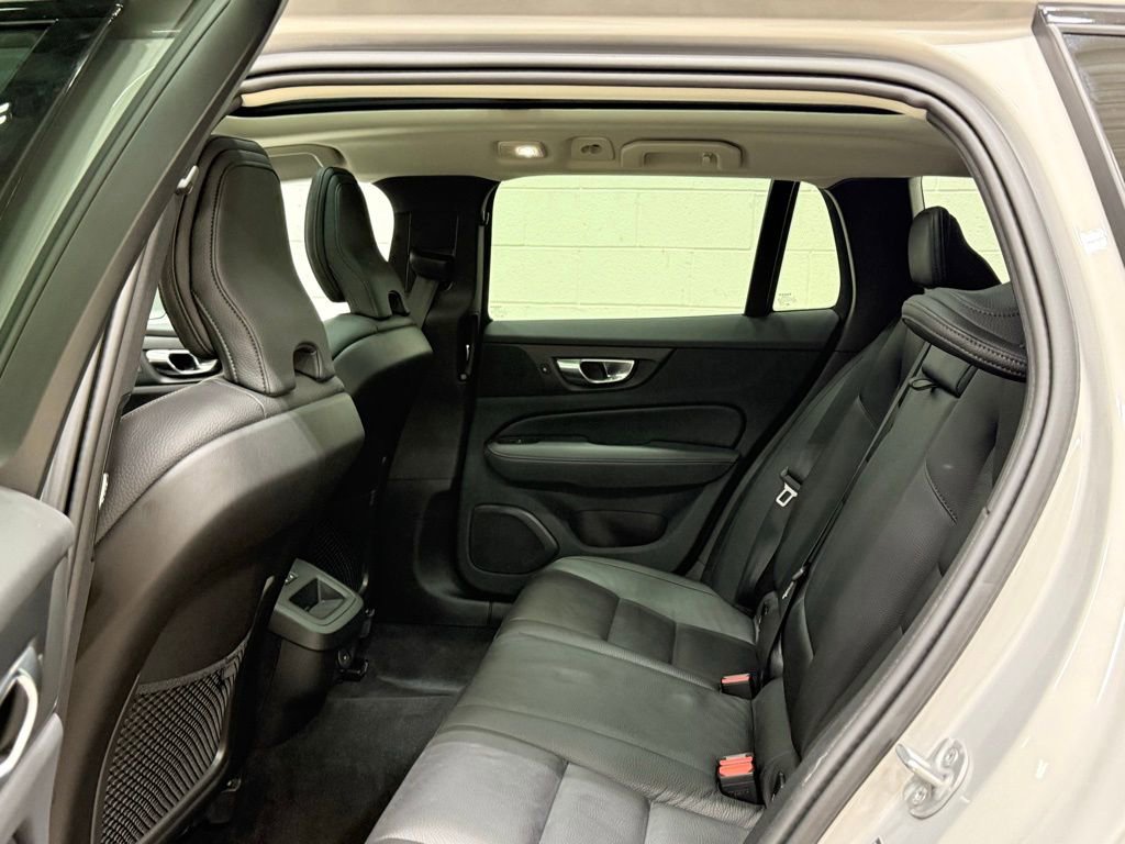 Used 2025 Volvo V60 B5 Cross Country Plus image 31