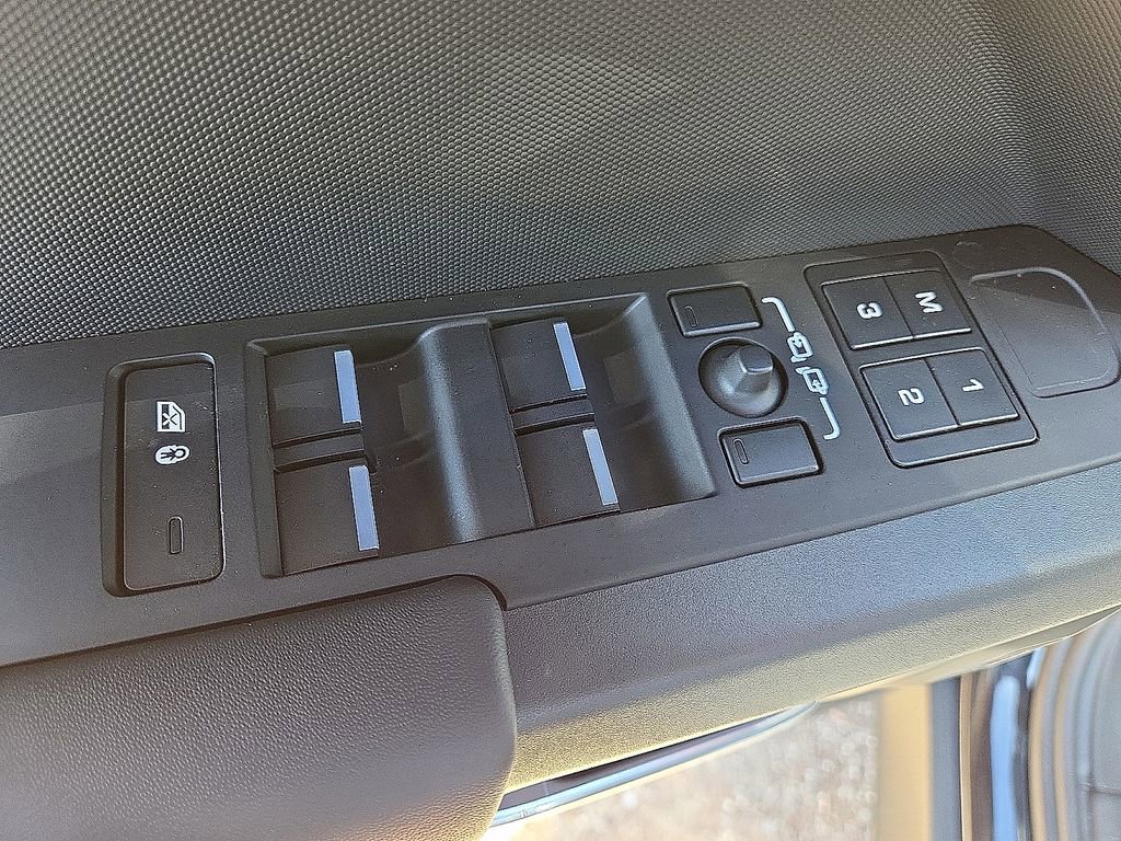 Used 2024 Land Rover Defender 110 X-Dynamic SE image 21