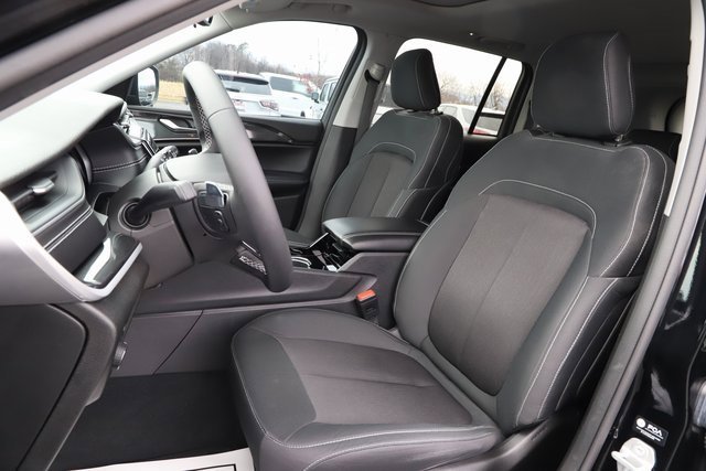 Used 2023 Jeep Grand Cherokee Laredo image 11