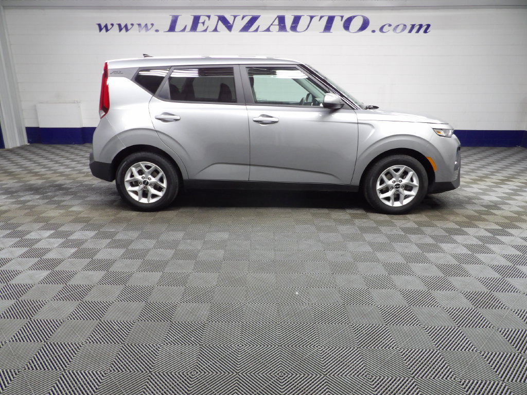 Used 2022 Kia Soul LX w/ Technology Package FWD image 2