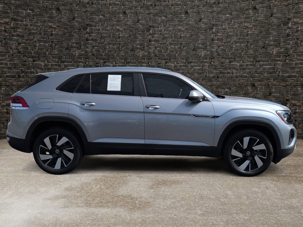 Used 2024 Volkswagen Atlas Cross Sport SE FWD image 3
