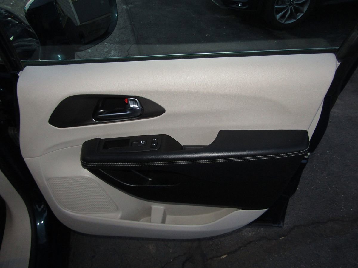 Used 2022 Chrysler Pacifica Touring-L FWD image 30