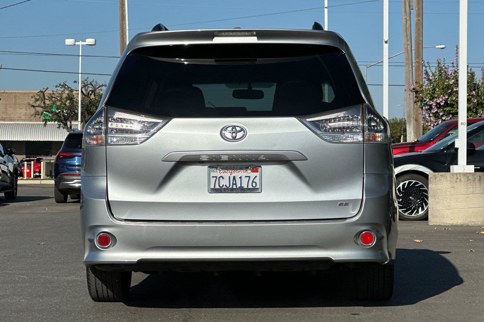 Used 2014 Toyota Sienna SE FWD image 4