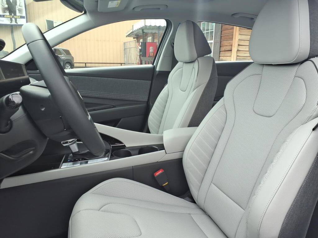 New 2026 Hyundai Elantra Limited FWD image 5