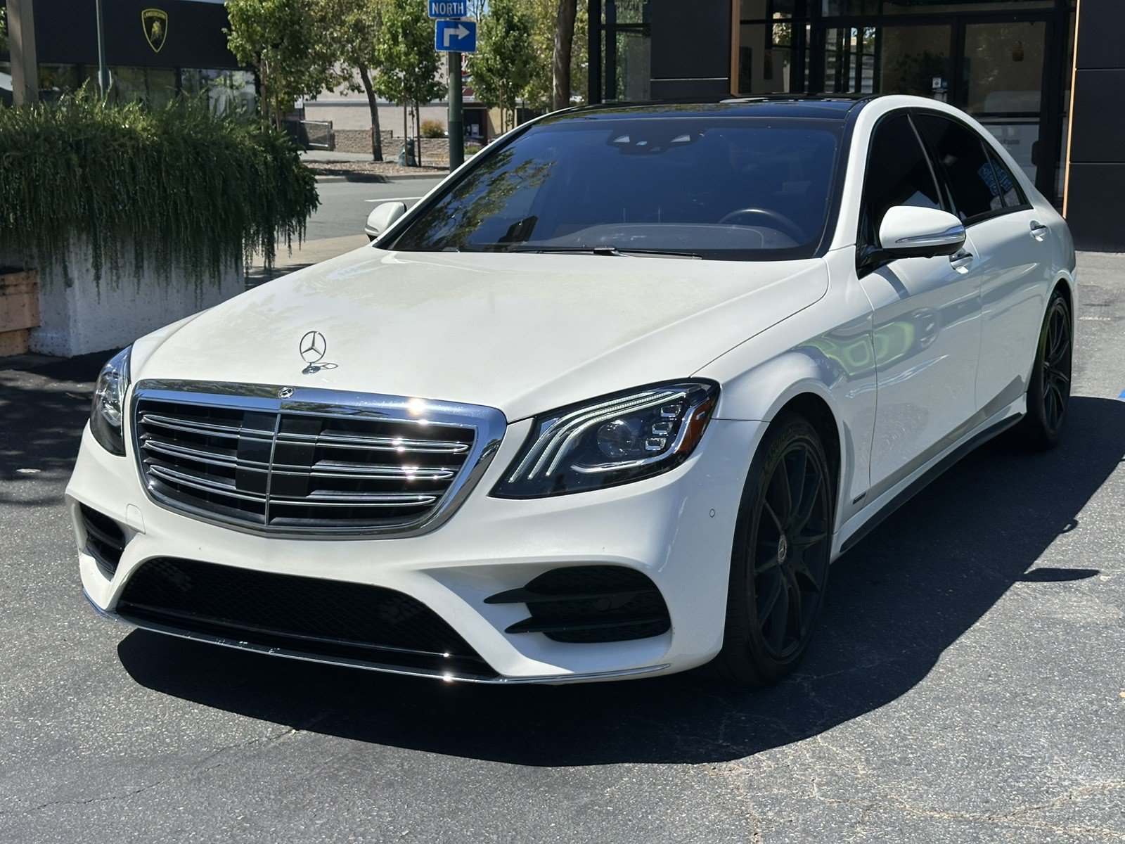 Used 2020 Mercedes-Benz S 560 4MATIC Sedan w/ AMG Line Exterior image 4