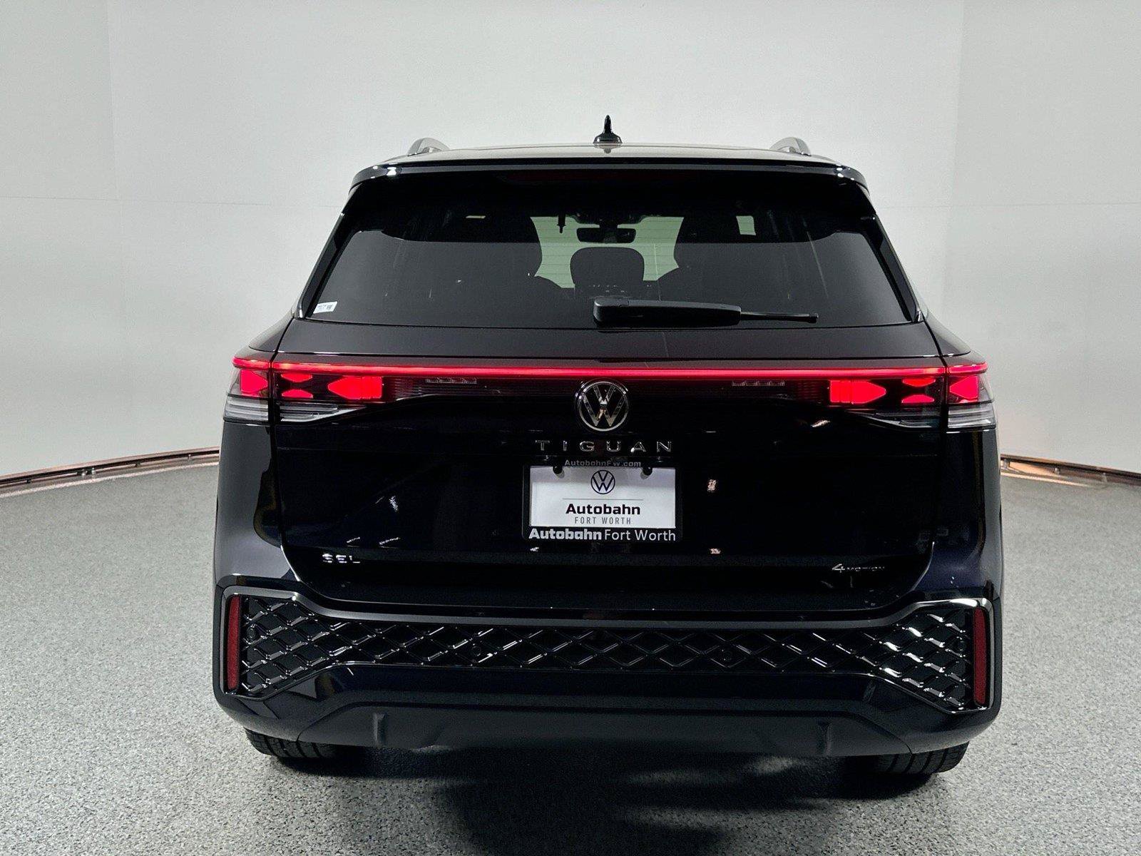 Used 2025 Volkswagen Tiguan SEL R-Line AWD/4WD image 5