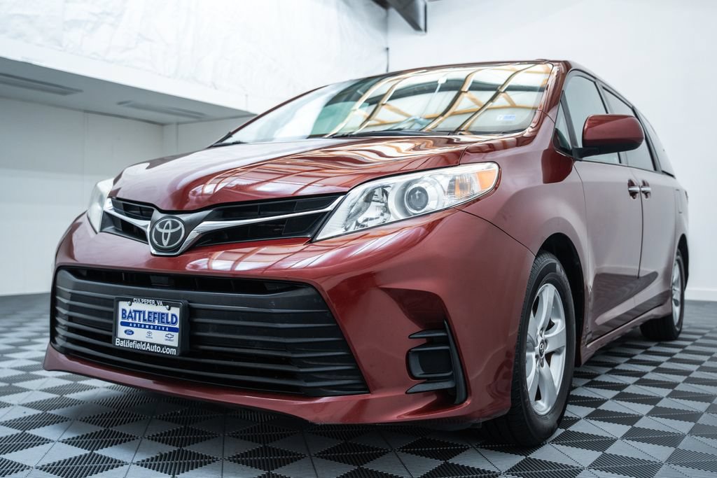Used 2020 Toyota Sienna LE w/ LE Preferred Package FWD image 3