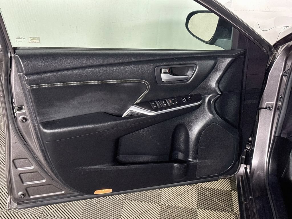 Used 2015 Toyota Camry XLE w/ Moonroof Package FWD image 10