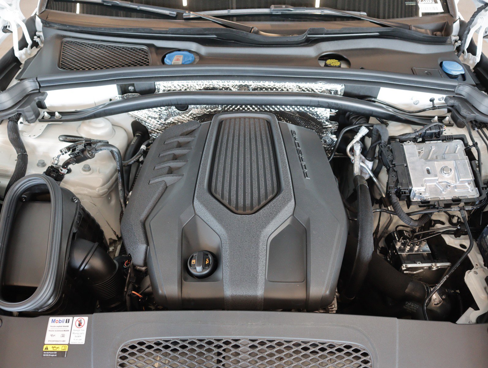 Certified 2022 Porsche Macan AWD/4WD image 20